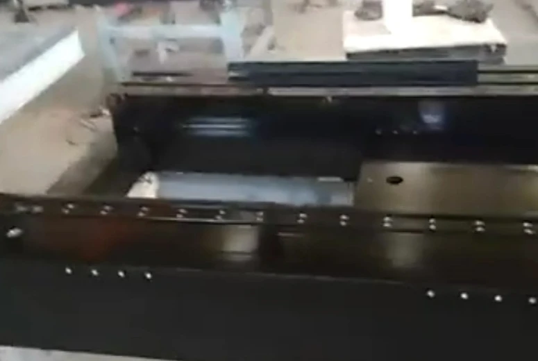 ड्रिल कइल छेद आ डालल भाग वाला ग्रेनाइट घटक